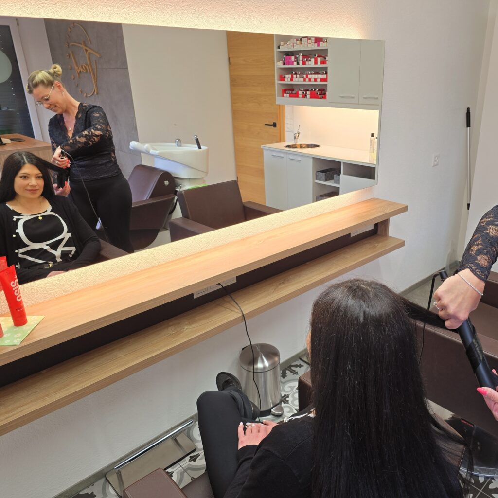 Haare schneiden Damen Coiffeur Vordemwald