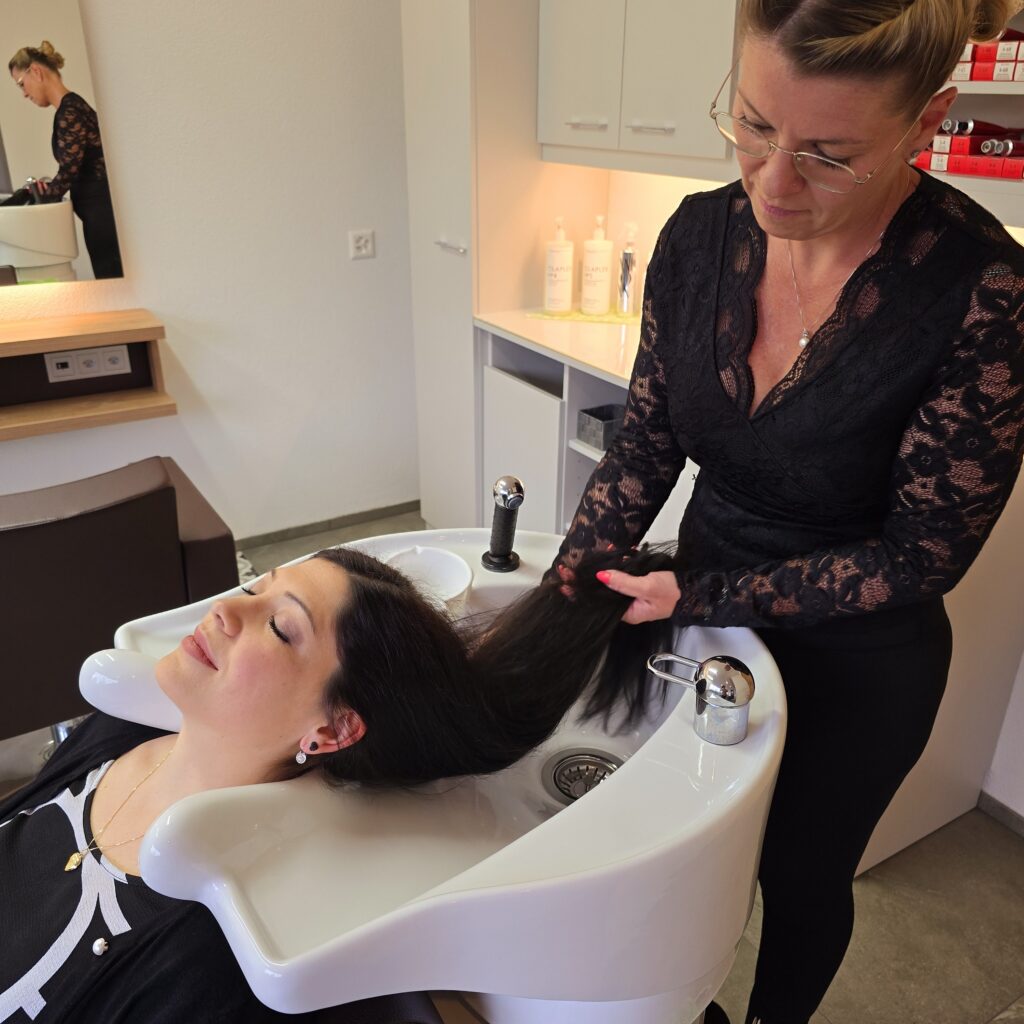 Trend Hairdesign Haare waschen Damen